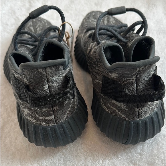 NWT Adidas Adult Yeezy Boost 350 V2 - Black and Gray - Picture 3 of 7
